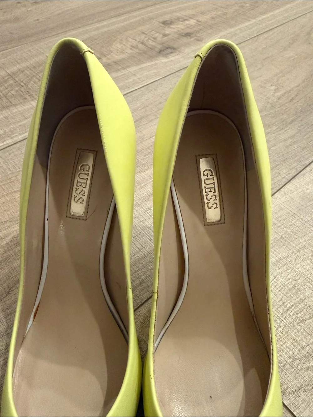 Guess yellow Stiletto Pumps